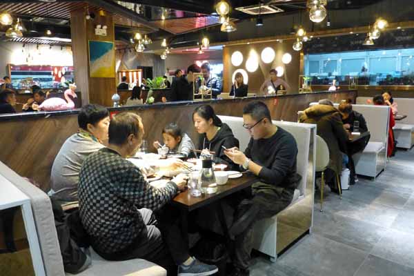 店内は若者や家族連れが目立った（記者撮影）