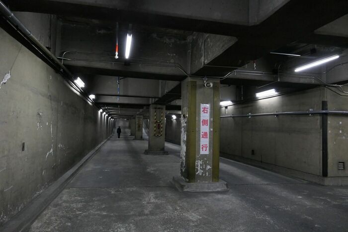 地下駐車場からつながる通路