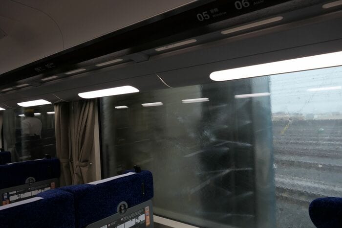 12000系の車内から見た洗車の様子