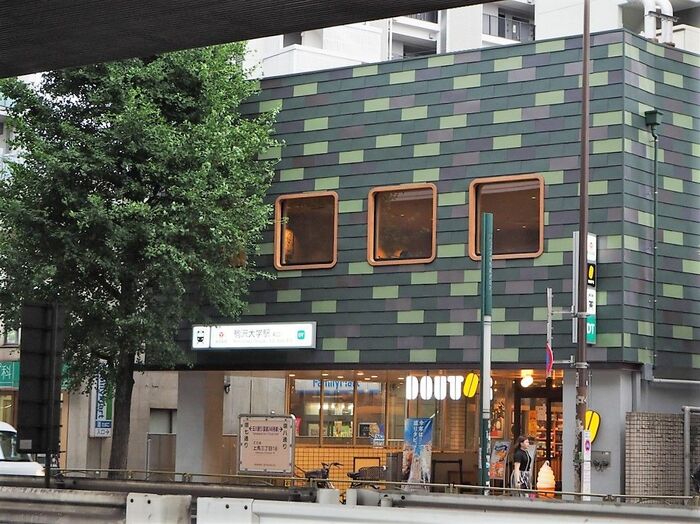 駒沢大学駅東口のビル。木の葉をイメージした外装だ