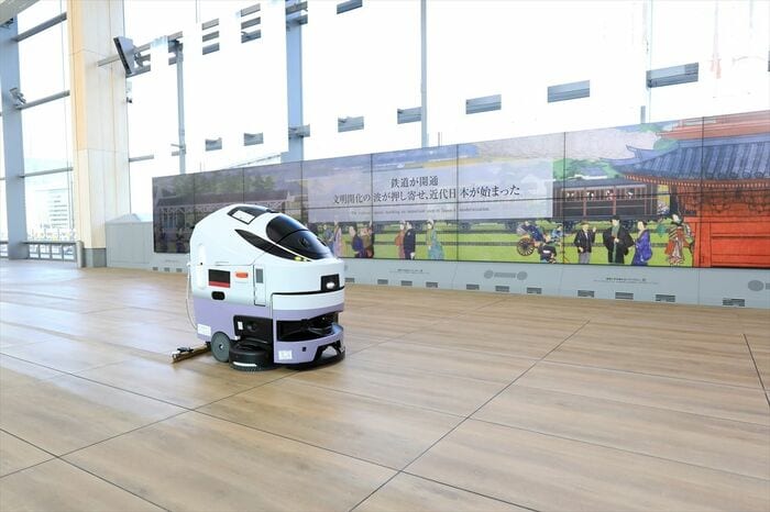 常磐線特急に似せたデザインの清掃ロボット