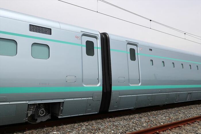 3号車（右）は窓が極端に小さい