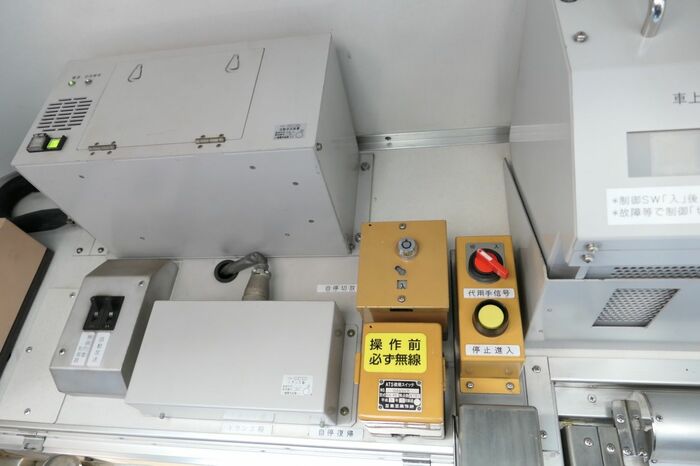 頭上の機器類