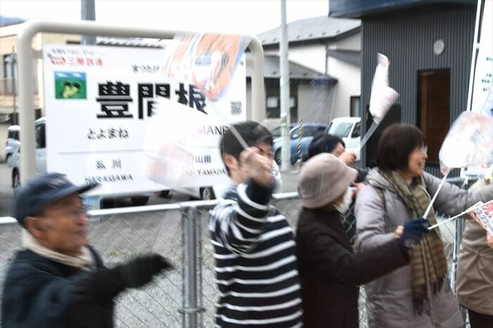 盛―久慈間の全通を祝う沿線の人々