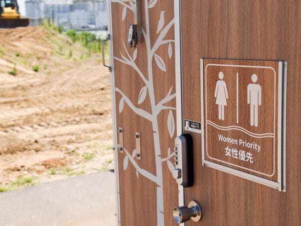 入口のプレートをひっくり返すと女性優先になる