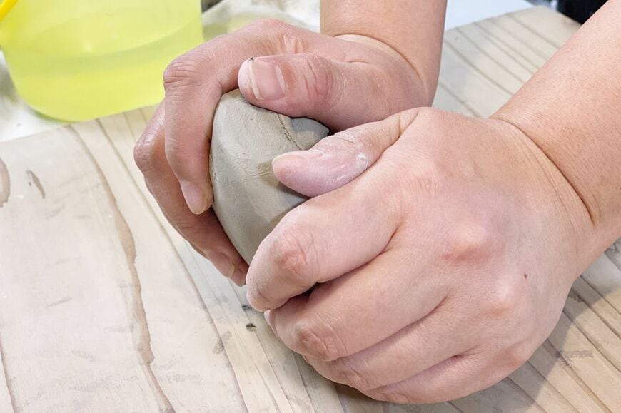 自分で使う分の土を菊練りしてから作陶します（筆者撮影）