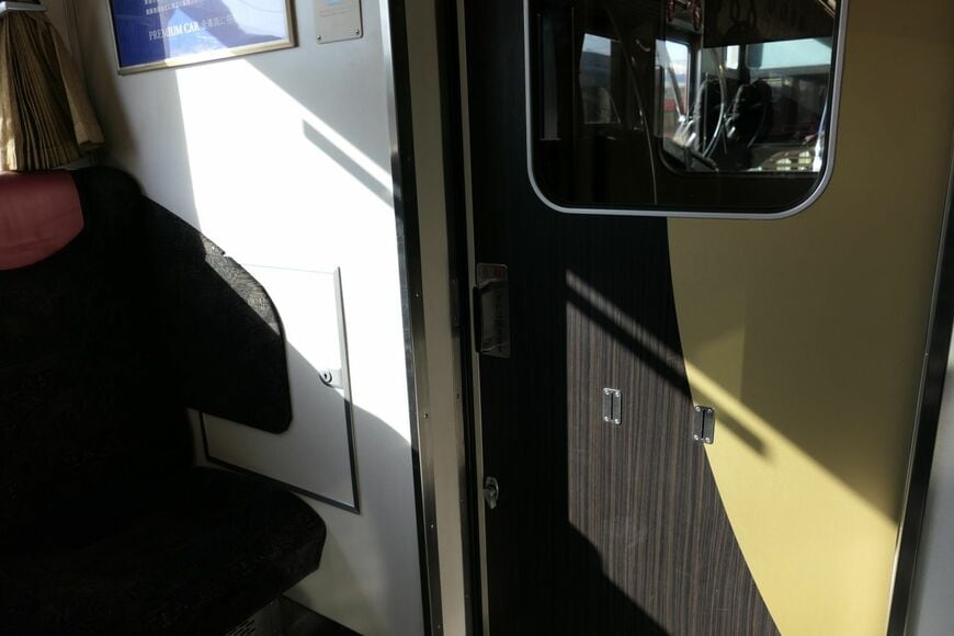 反対側の妻面には入れ換え用の運転機器がある（記者撮影）