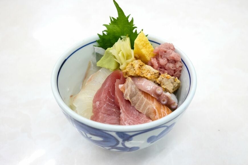 「健康麻雀・居酒屋麻雀 ガラパゴス 高田馬場店」の海鮮丼（写真：筆者撮影）