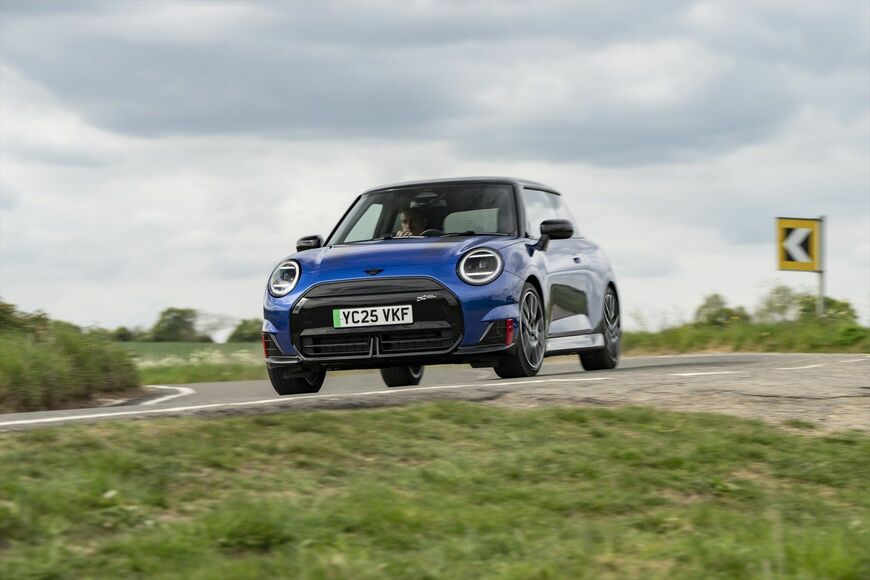 ミニJCW Eの一充電走行距離は421km（エースマンは403km）（写真：MINI）