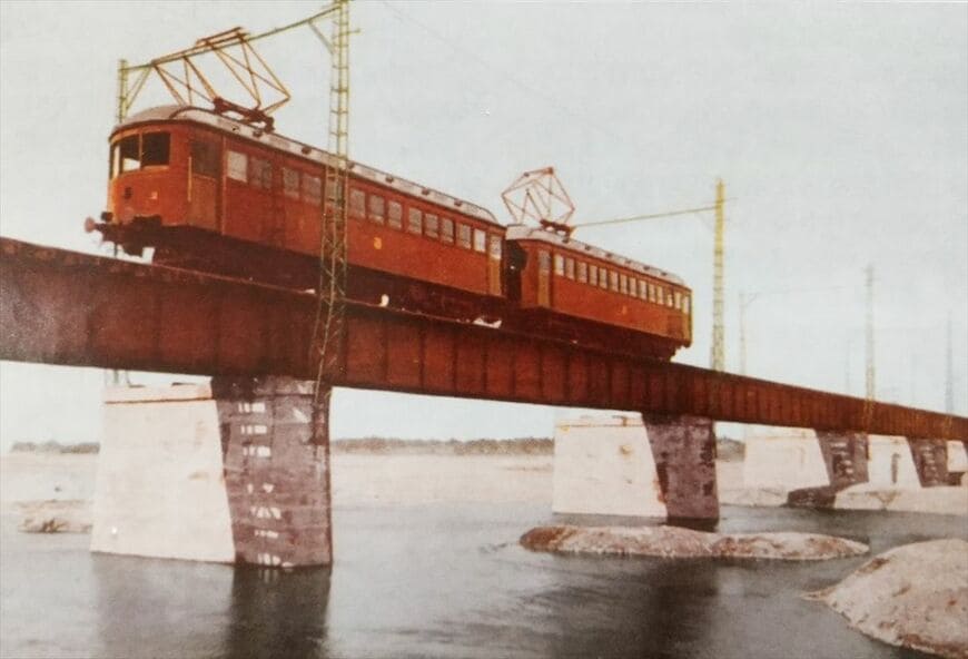 多摩川橋梁を渡る玉南電鉄の電車。当時の絵葉書（画像：日野市郷土資料館蔵）