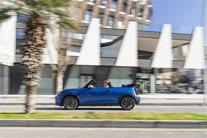 MINI（ミニ）の新型「ミニ・クーパー・コンバーチブルS」（写真：MINI）