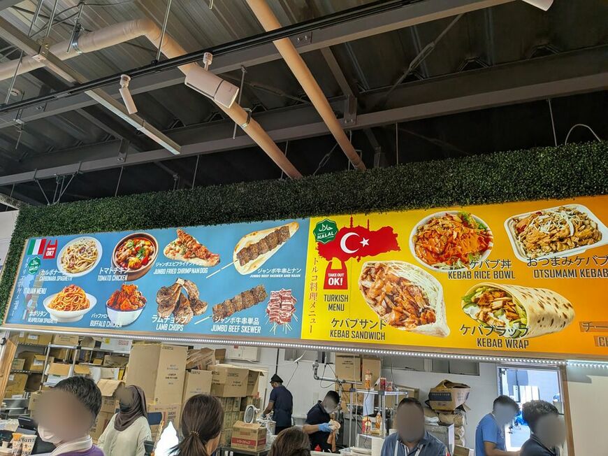 日本人には、こっちのフードコートのほうが面白いかも？（筆者撮影）