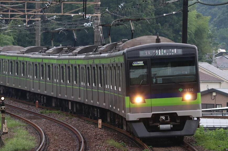 京王線内でもおなじみの都営新宿線車両、10-300形（撮影：南正時）
