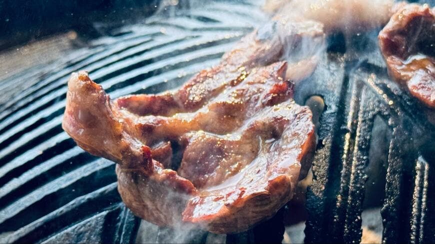 焼き上がりのラム。炭火の遠赤外線効果で外はしっかり、中はジューシーな仕上がり（写真：筆者撮影）