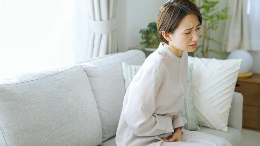 ウイルス性胃腸炎は原因ウイルスを特定してもウイルスそのものに作用する薬はないため、すぐ楽になる方法はないといいます（写真：polkadot／PIXTA）