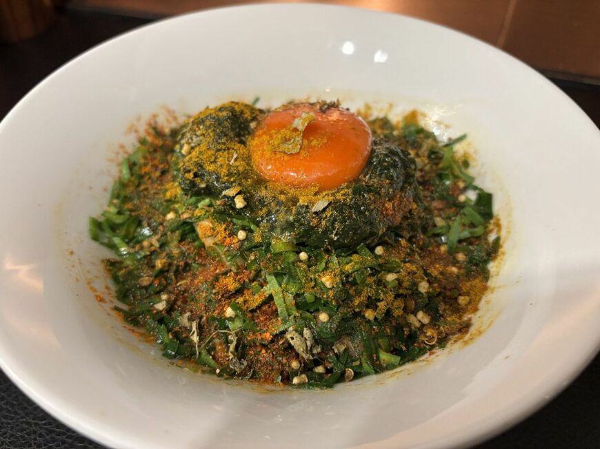 「麺屋 宗」の「スパニラ」。汁なしのニラソバにスパイスをきかせたクセになる一品だ（写真：筆者撮影）