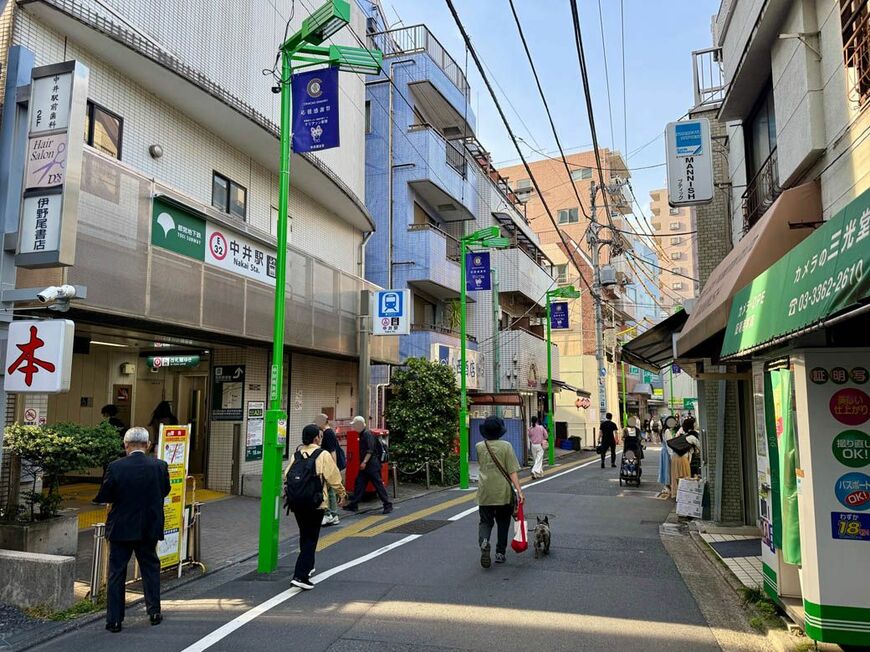 都営大江戸線中井駅のA2出口付近。生活感が感じられる街並みである（写真：筆者撮影）