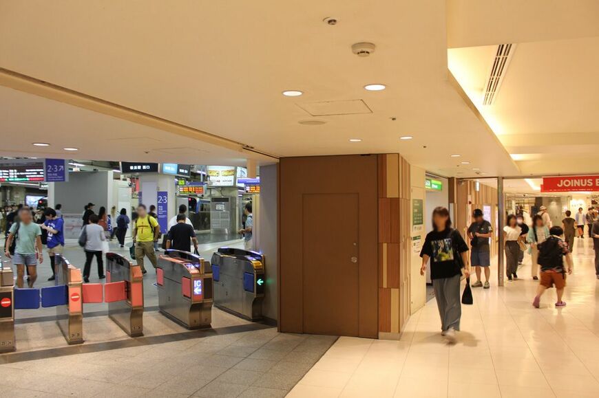 高島屋内に突如現れる相鉄線の改札（筆者撮影）