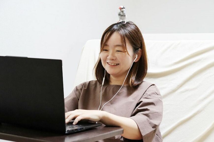 近藤さんが可愛がっているペットの小鳥もオンラインインタビューに参加（写真：本人提供）
