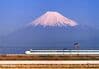 富士山をバックに快走する0系新幹線