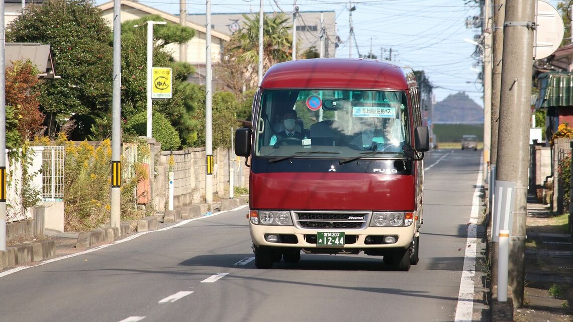 石巻市の北上地区住民バス。終点の神割崎入口には市町の境を越えて南三陸乗合バスが乗り入れる（筆者撮影）