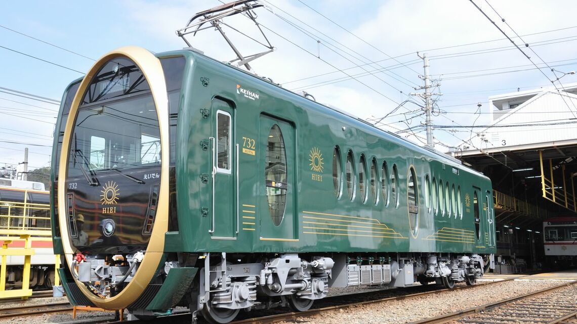 楕円形のデザインが特徴の叡山電鉄「ひえい」（記者撮影）