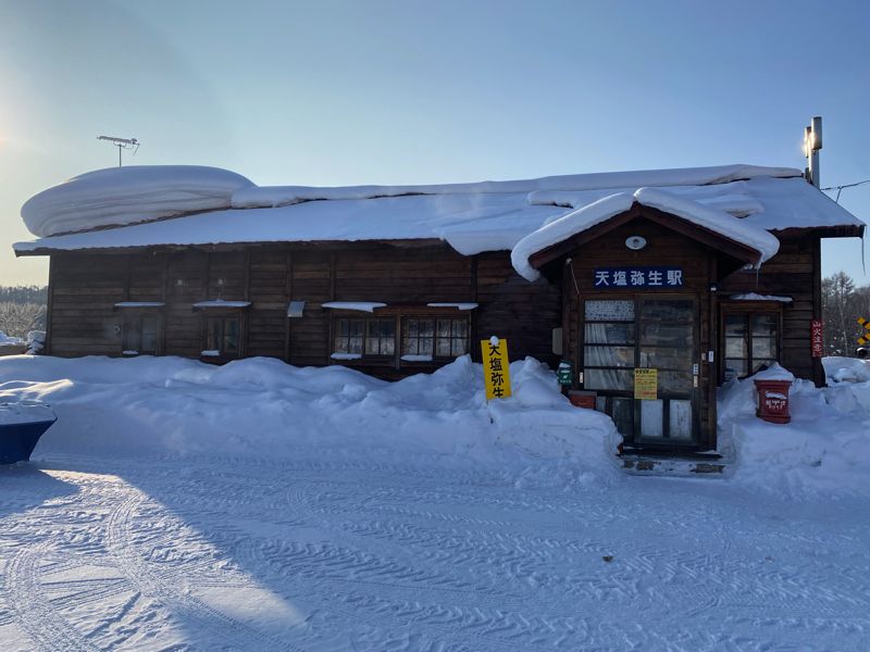 朝の天塩弥生駅。周辺の土地はすべて富岡さんのもの（筆者撮影）