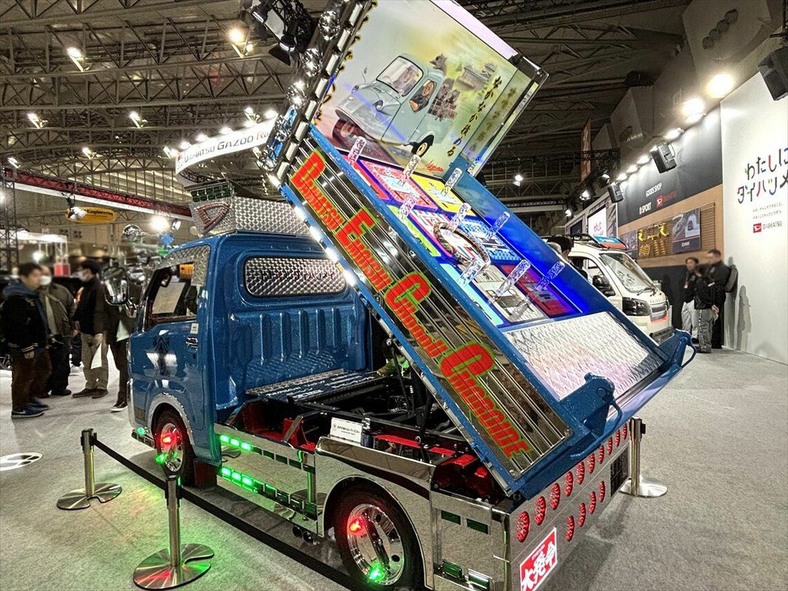 実車を目の前にすると電飾もあって、よりその派手さに驚かされる（筆者撮影）