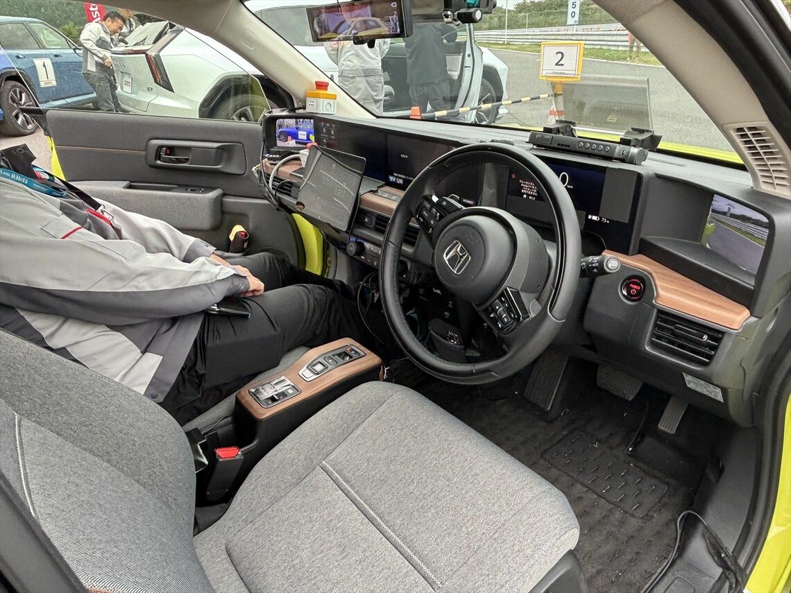 「Honda e」にさまざまなデバイスが追加された「V02」の車内（筆者撮影）