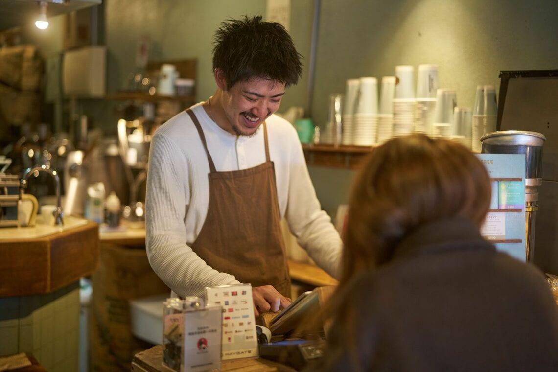 接客中のスタッフ