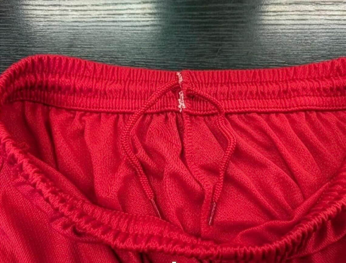 外側にひもは出ず、内側で結ぶようになっているズボン