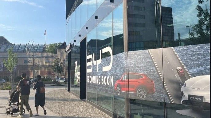BYDはヨーロッパ市場に2車種のPHVを追加投入する。写真はドイツのベルリンで開店準備を進めるBYD販売店（ドイツの販売代理店のウェブサイトより）