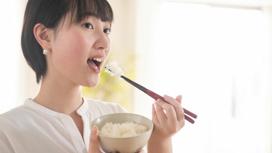 ジェンダーフリーが声高に叫ばれる昨今ですが、左利き女性への偏見が深刻だった時代があったといいます（写真：プラナ／PIXTA）