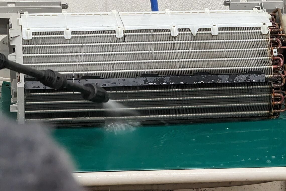 業者が持ち帰ってするエアコン清掃（写真：筆者提供）