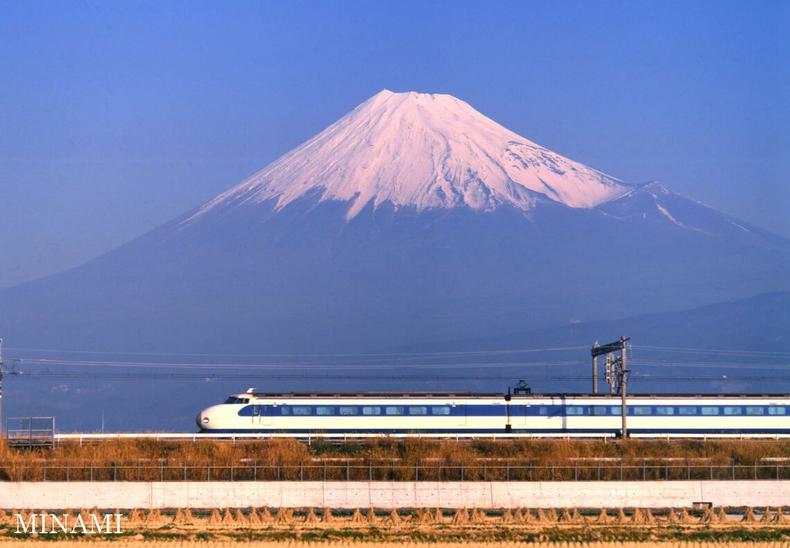 富士山をバックに快走する0系新幹線（撮影：南正時）
