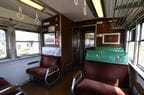 片側の先頭車にはトイレも装備。妻面の木目壁が美しい