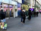 グローサリーストアの前で入店を待つ人たち