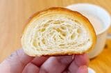 MUJI Bakeryクロワッサンの断面図。しっかり詰まった生地が年輪のように層になっています（筆者撮影） 