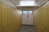 駅員用のロッカールーム（記者撮影）