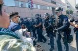 デモ隊と警察当局の衝突は全米各地に広がろうとしている（写真：ブルームバーグ）
