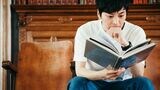 夢中になって本を読みふける男性