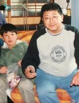 父親との写真（写真：岡田さん提供）