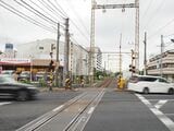 新宿新道踏切は幹線道路の国道6号との交差部。交通量が多い（編集部撮影）
