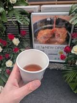 待ち時間には温かいお茶が配られ、串カツ田中のホスピタリティの高さを感じた（筆者撮影）