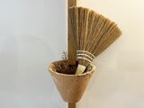 壁に掛けられた日本の小さなホウキ。このように置くと、ホウキもインテリアに馴染む。真似したいアイディアだ（筆者撮影）
