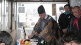 お供え物を準備する勝又さん