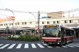 東急田園都市線と接続するブルーラインの終点、あざみ野駅を発車した新百合ヶ丘駅行きのバス（記者撮影）