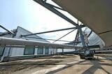 駅ビルの吹き抜け部分の窓が見える（記者撮影）