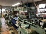 渡邊織物の工場。こうした織り機9台がフル稼働している（筆者撮影）