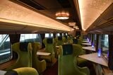 「あをによし」の車内。1列＋1列配置の「ツインシート」（記者撮影）
